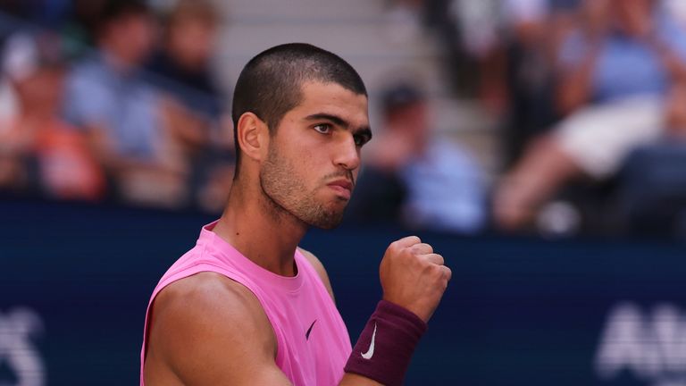 Carlos Alcaraz, de España, reacciona después de ganar el primer set sobre Arthur Rinderknech, de Francia, durante la cuarta ronda del Campeonato de Tenis Abierto de US, el domingo 31 de agosto de 2025 en Nueva York. (Photo AP/Heather Khalifa)