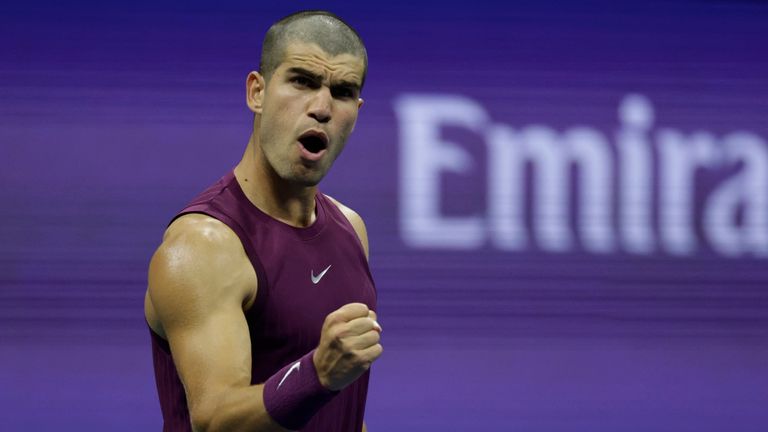 Carlos Alcaraz, de España, reacciona después de ganar el segundo set contra Reilly Opelka, de los Estados Unidos, durante la primera ronda de los Estados Unidos.