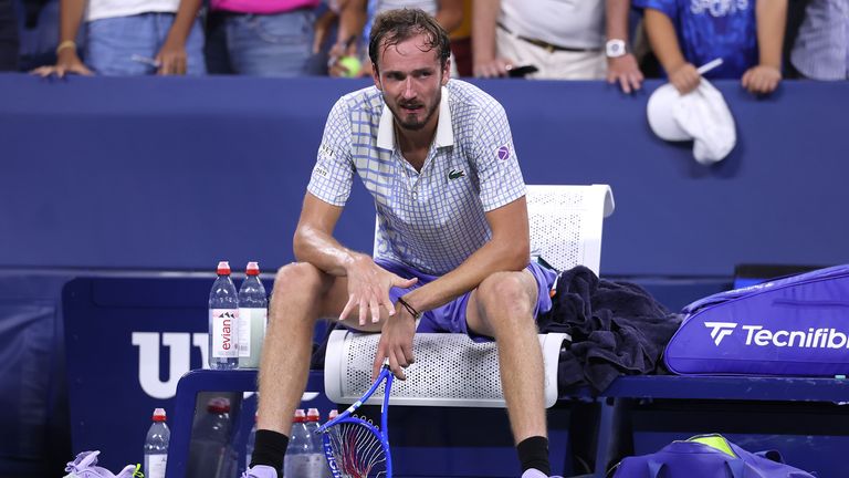 Daniil Medvedev se rompe su raqueta después de perder en cinco sets ante Benjamin Bonzi de Francia durante el partido de la primera ronda de los singles masculinos en el día 
