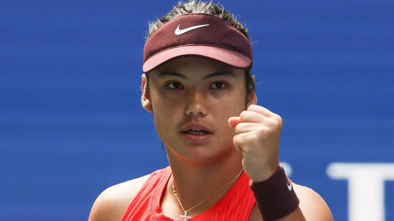 Emma Raducanu, de Gran Bretaña, reacciona después de anotar un punto contra Janice Tjen, de los Estados Unidos, durante la segunda ronda del Campeonato de Tenis Abierto de US, el miércoles 27 de agosto de 2025, en Nueva York. (AP Photo/Andres Kudacki)