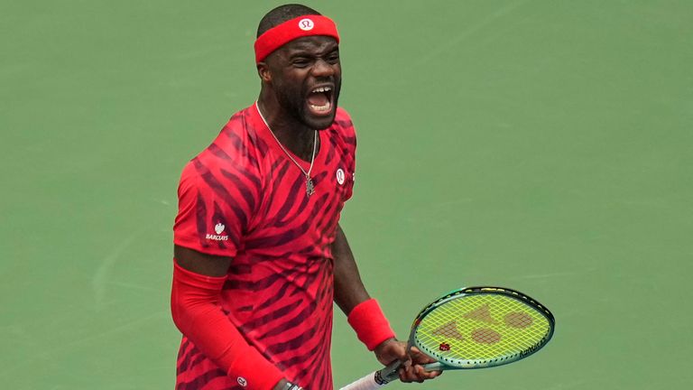 Frances Tiafoe, de los Estados Unidos, reacciona después de derrotar a Yoshihito Nishioka, de Japón, durante la primera ronda del tenis abierto de los Estados Unidos Cham