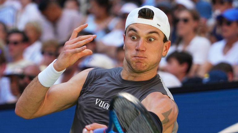 Jack Draper, de Gran Bretaña, devuelve un tiro al Federico Agustin Gómez, de Argentina, durante la primera ronda del Campeón del Tenis del Abierto de US.