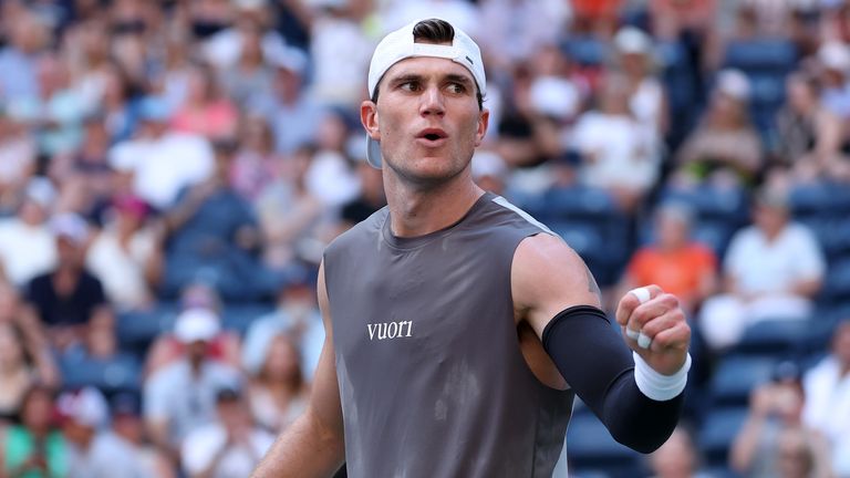 Jack Draper, del Reino Unido, reacciona contra Federico Agustin Gómez de Argentina durante el partido de la primera ronda de los singles masculinos el día dos