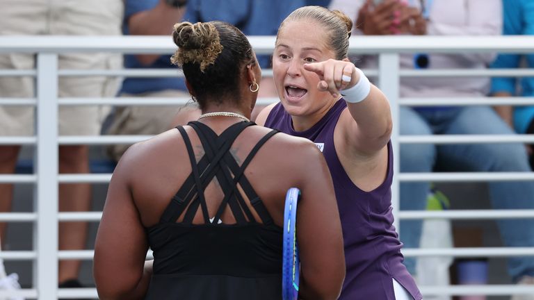 Jelena Ostapenko de Letonia (R) argumenta con Taylor Townsend de los Estados Unidos (L) después de su partido de segunda ronda de singles femeninos en DA