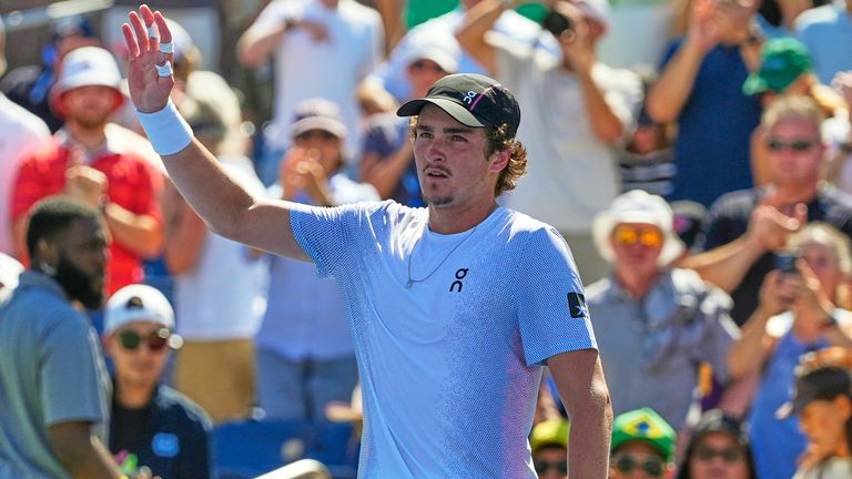 Joao Fonseca, de Brasil, reacciona después de derrotar a Miomir Kecmanovic, de Serbia, durante la primera ronda del Campeonato de Tenis Abierto de US, Mo