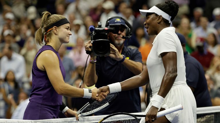 Karolina Muchova, de la República Checa, se da la mano con Venus Williams, de los Estados Unidos, durante la primera ronda del US Open Ten Ten