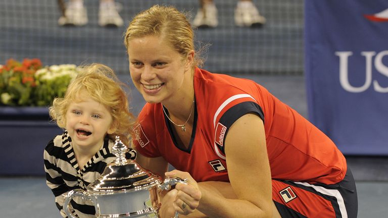 Kim Clijsters de Bélgica y su hija Jada con su trofeo después de derrotar a Caroline Wozniacki de Dinamarca para ganar el partido final del US Open femenino en el Usta Billie Jean King National Tennis Center el 13 de septiembre de 2009 en Nueva York