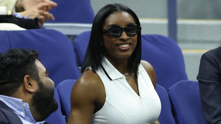 La gimnasta estadounidense Simone Biles asiste al día cinco del torneo de tenis abierto de US en el Centro Nacional de Tenis Nacional Usta Billie Jean King en Nueva York CI
