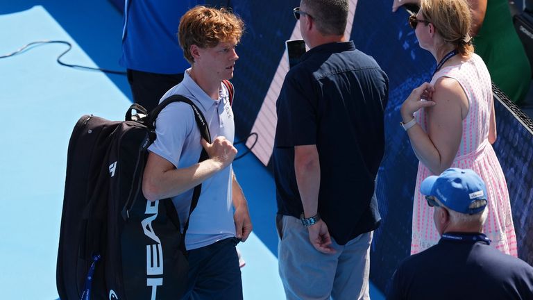 Jannik Sinner deja la corte después de retirarse del abierto de Cincinnati a través de una enfermedad