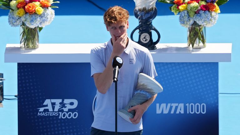 Sinner se dirige a los espectadores en la final del Abierto de Cincinnati después de que se vio obligado a retirarse a través de la enfermedad