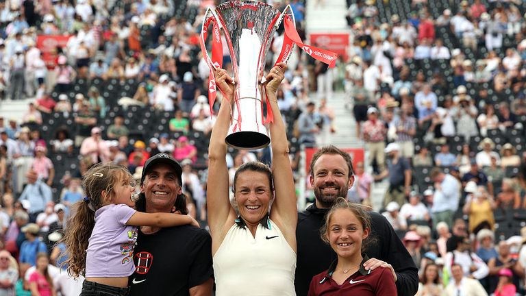 Tatjana María celebra el título de su reina con sus dos hijas y su entrenador, que también es su esposo