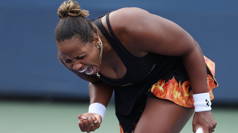 Taylor Townsend de los Estados Unidos celebra el punto de partida ganador contra Jelena Ostapenko de Letonia durante sus singles femenino segundo R