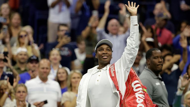 Venus Williams, de los Estados Unidos, saluda a los fanáticos después de ser derrotada por Karolina Muchova, de la República Checa, durante la primera ronda 