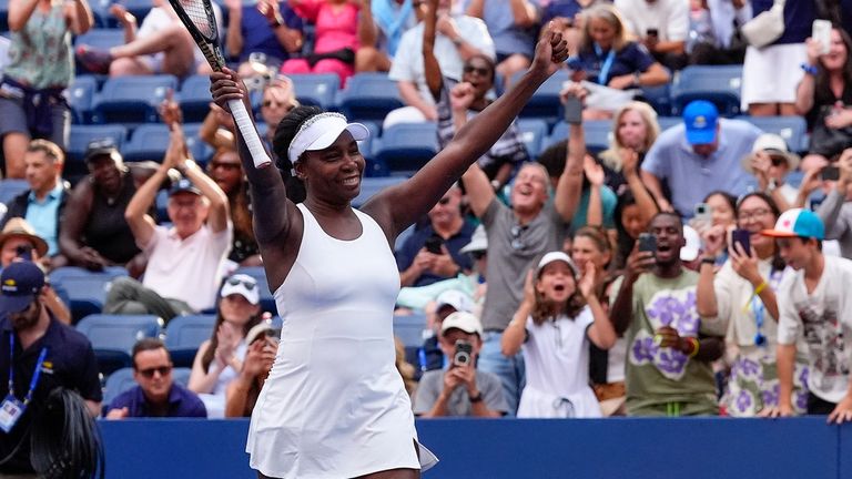 Venus Williams, de los Estados Unidos, vuelve a reaccionar después de que ella y Leylah Fernández, de Canadá, derrotaron a Lyudmyla Kichenok, del representante checo