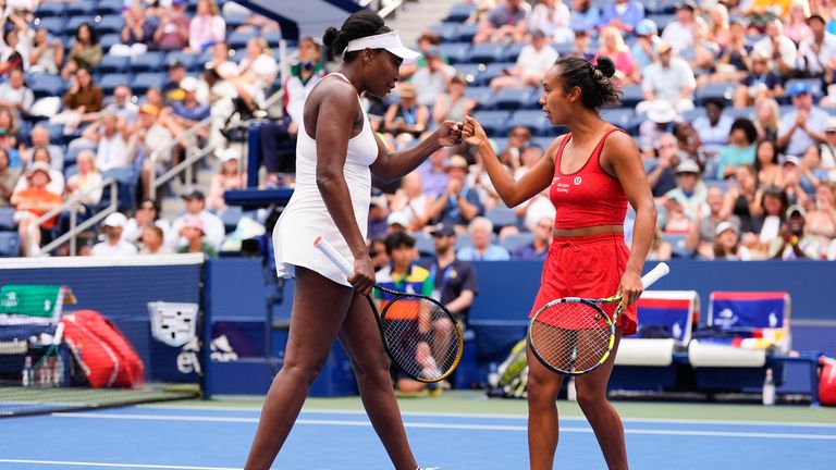 Venus Williams, de los Estados Unidos, a la izquierda, y Leylah Fernández, de Canadá, hablan en la cancha durante un partido de dobles de mujeres de primera ronda AG
