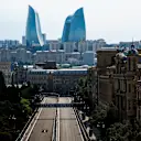 Las torres de llama se elevan sobre el circuito de la ciudad de Baku, un giro moderno al telón de fondo de Bakú y las rectas de alta velocidad.