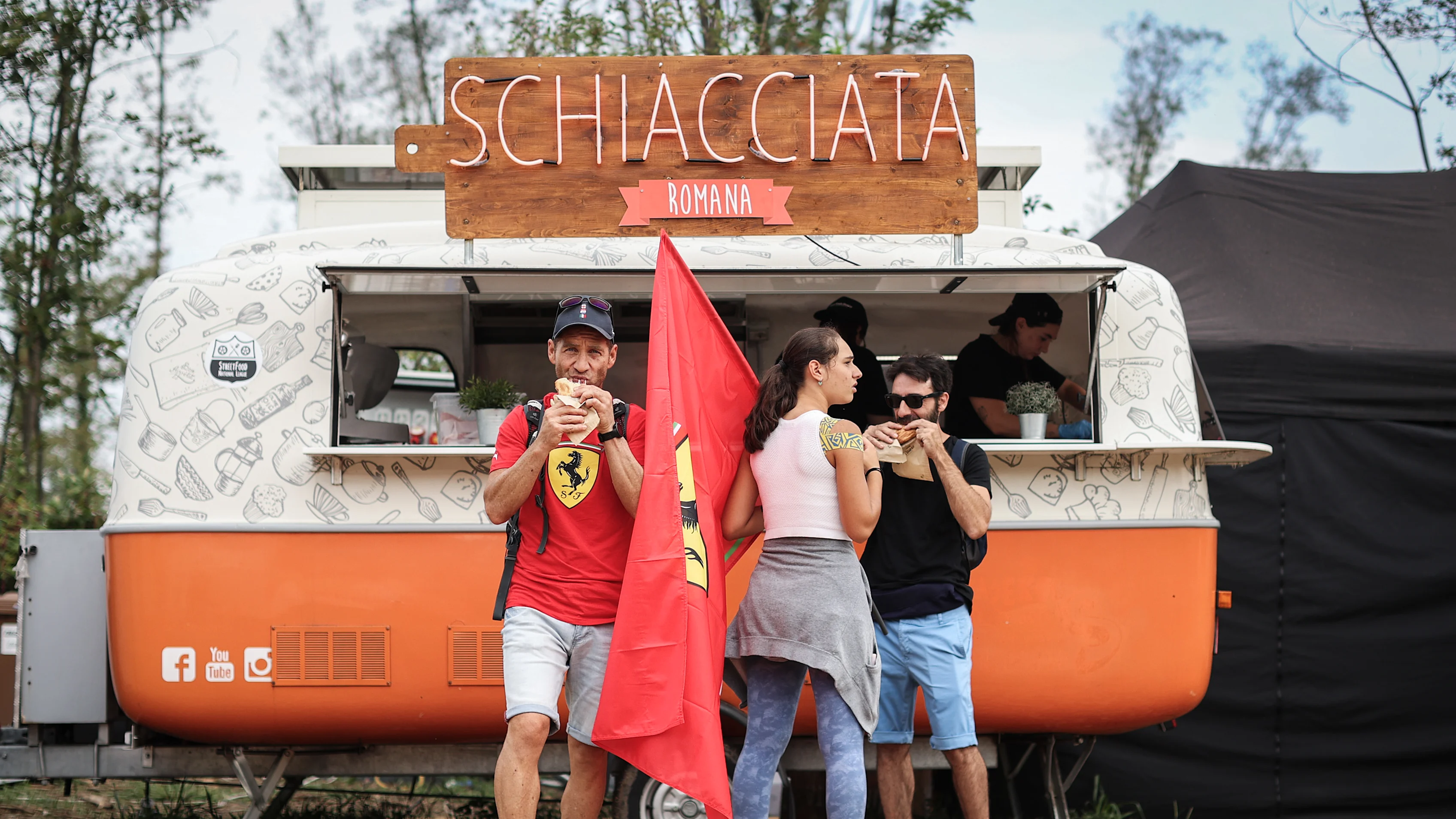 Monza, Italia - 02 de septiembre: los fanáticos de Ferrari compran comida antes de la práctica final antes del Gran Premio de la F1