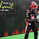 Esteban Ocon no perdió el tiempo en felicitar a su compatriota Hadjar. Deslizar para ver más imágenes
