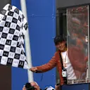 El futbolista argentino y ganador de la Copa Mundial Paulo Dybala agita la bandera a cuadros durante el Gran Premio de la F1 de los Países Bajos. Deslizar para más imágenes