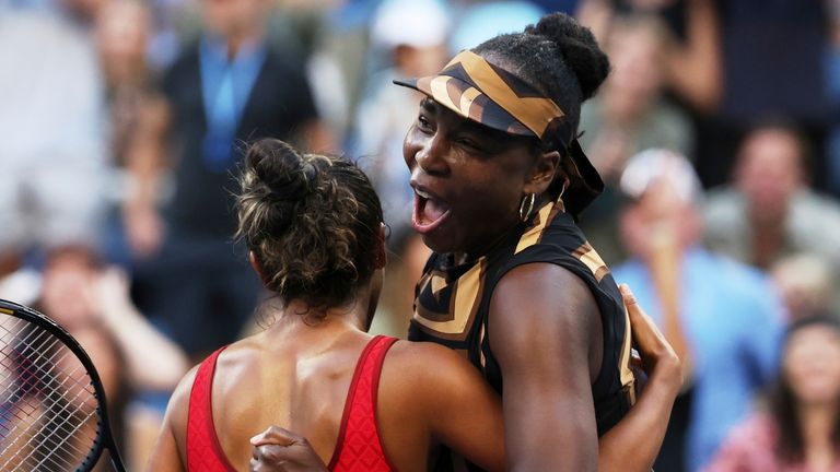 Leylah Fernández, izquierda, de Canadá, y Venus Williams, de los Estados Unidos, celebran una victoria durante un partido de dobles de tercera ronda del Campeonato de Tenis Abierto de US, el lunes 1 de septiembre de 2025 en Nueva York. (Photo AP/Heather Khalifa)