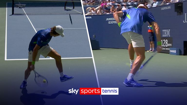 Alex de Minaur lleva a cabo un increíble tiro de Tweener en el segundo juego del segundo set y gana el punto en los cuartos de final del Abierto de Estados Unidos contra Felix Auger-Alisassime. 