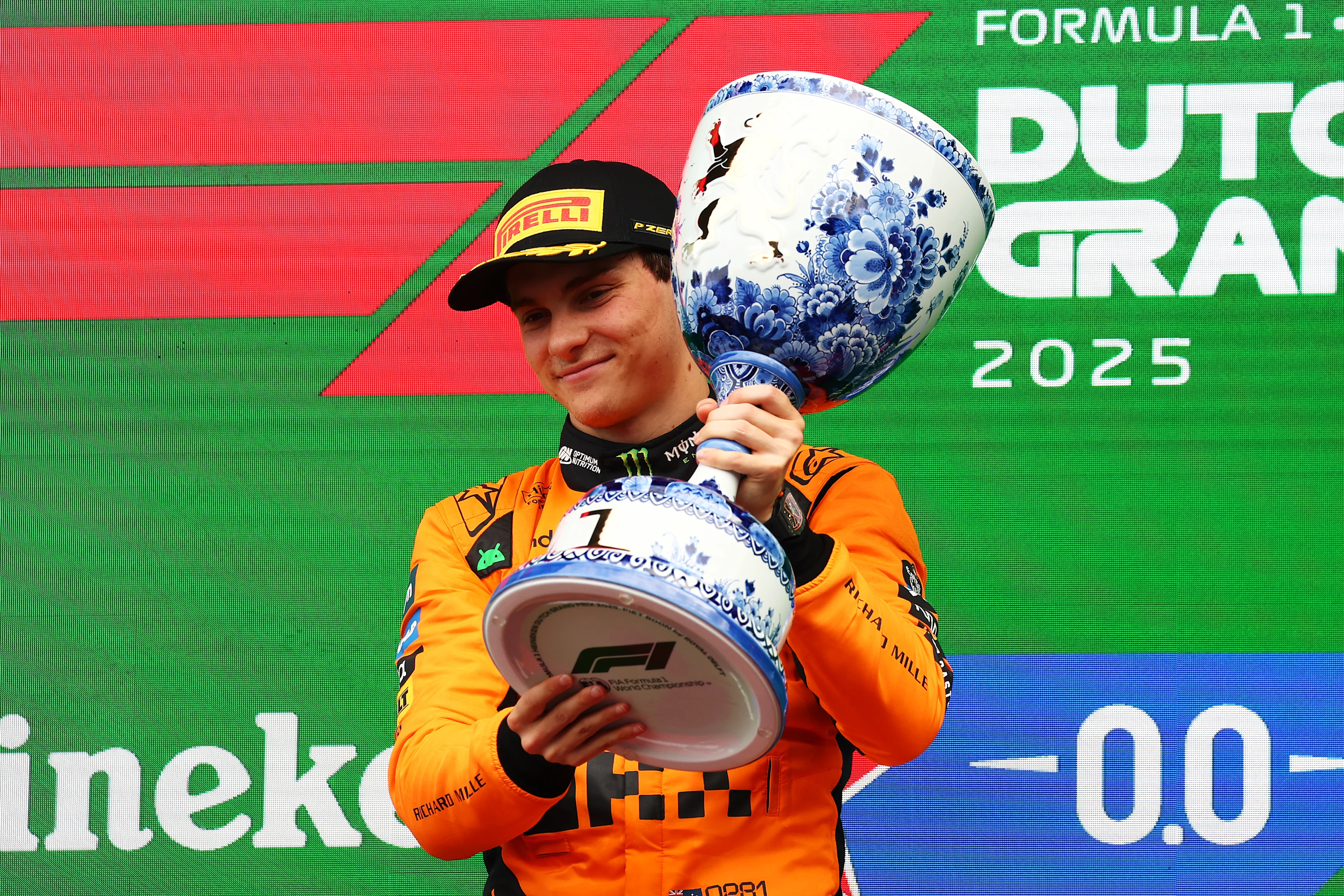 Zandvoort, Países Bajos - 31 de agosto: ganador de la carrera Oscar Piastri de Australia y McLaren celebra