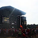 Las multitudes se reúnen en el zumbido escenario de Fanzone para echar un vistazo a los conductores. Slip para más fotos