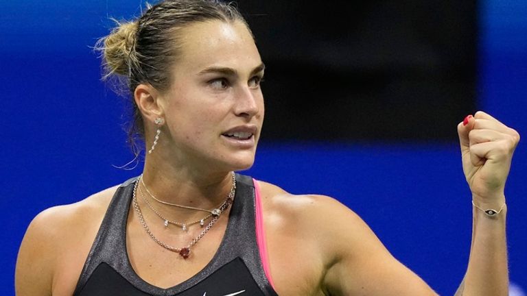 Aryna Sabalenka, de Bielorrusia, reacciona después de ganar un partido contra Jessica Pegula, de los Estados Unidos, durante la semifinal de solteros femeninos