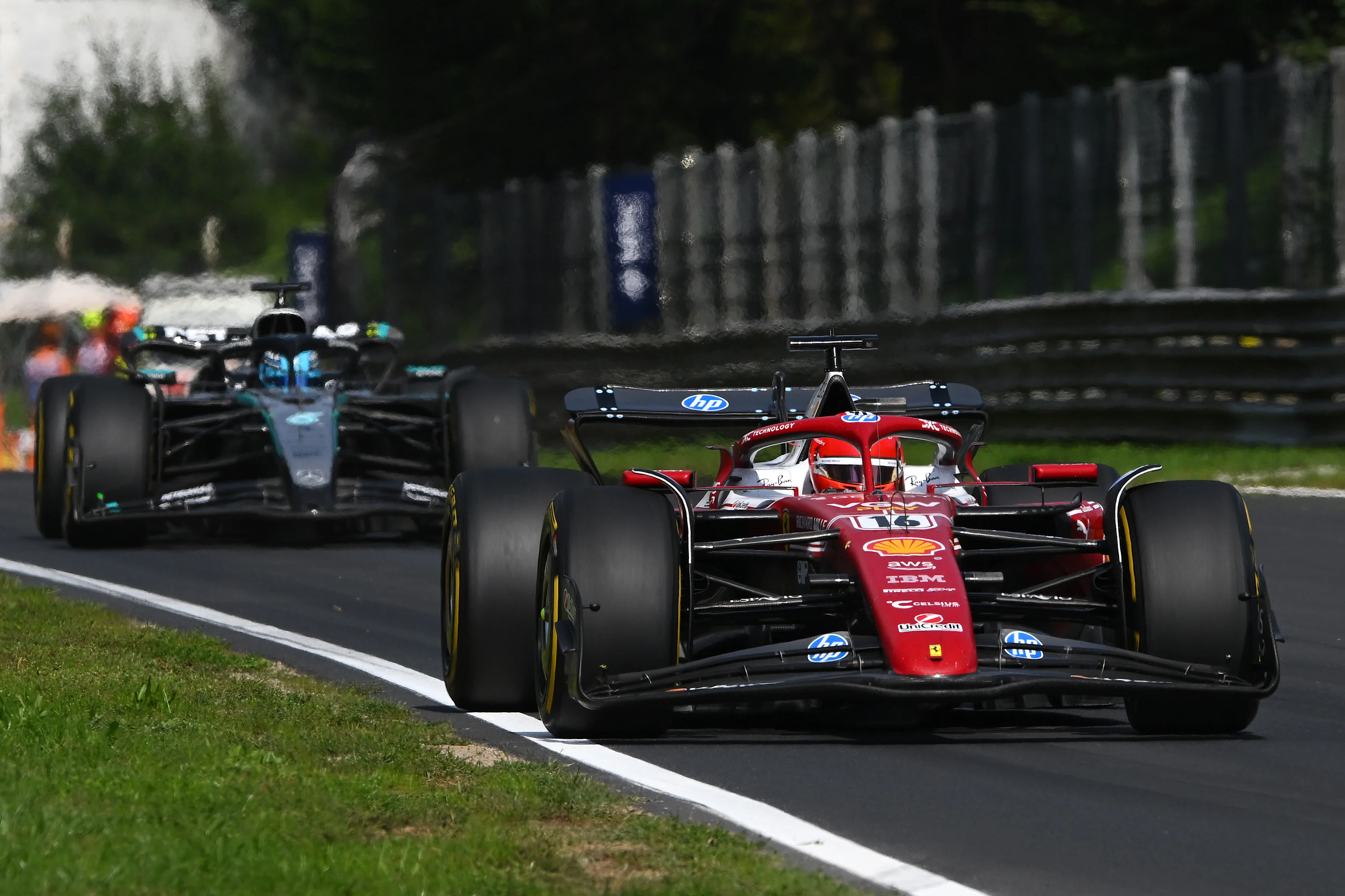 Monza, Italia - 07 de septiembre: Charles Leclerc de Mónaco conduciendo la (16) Scuderia Ferrari SF -25