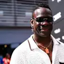 Mario Balotelli llamó la atención mientras se dirigía a través del paddock, el delantero italiano dibujaba tantas cámaras como los autos. Deslice para más
