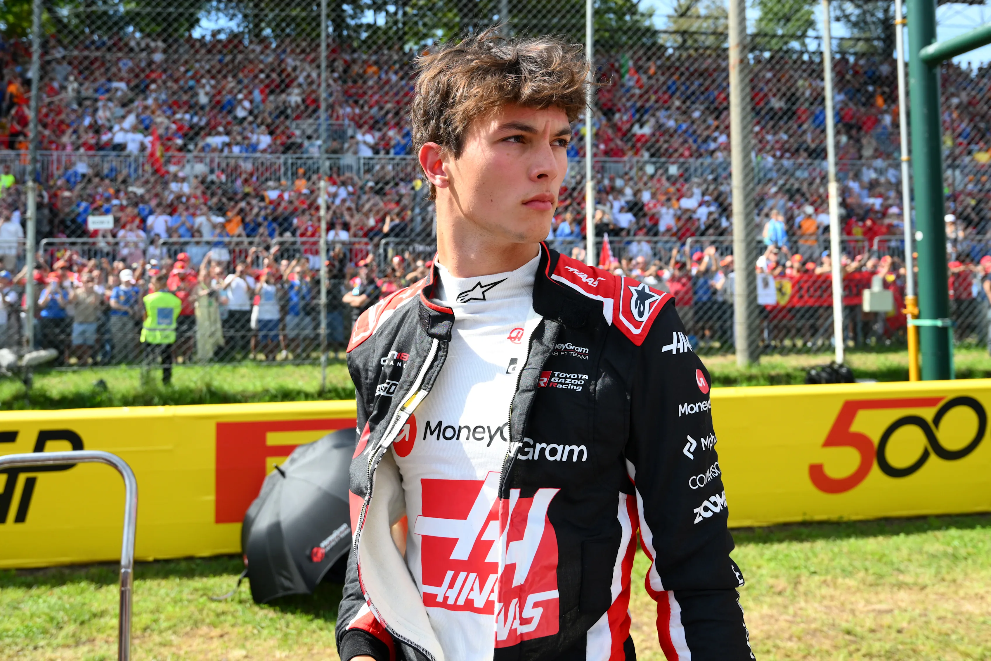 Monza, Italia - 07 de septiembre: Oliver Bearman de Gran Bretaña y Haas F1 en la red durante la F1