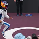 Sainz corrió a su equipo para celebrar