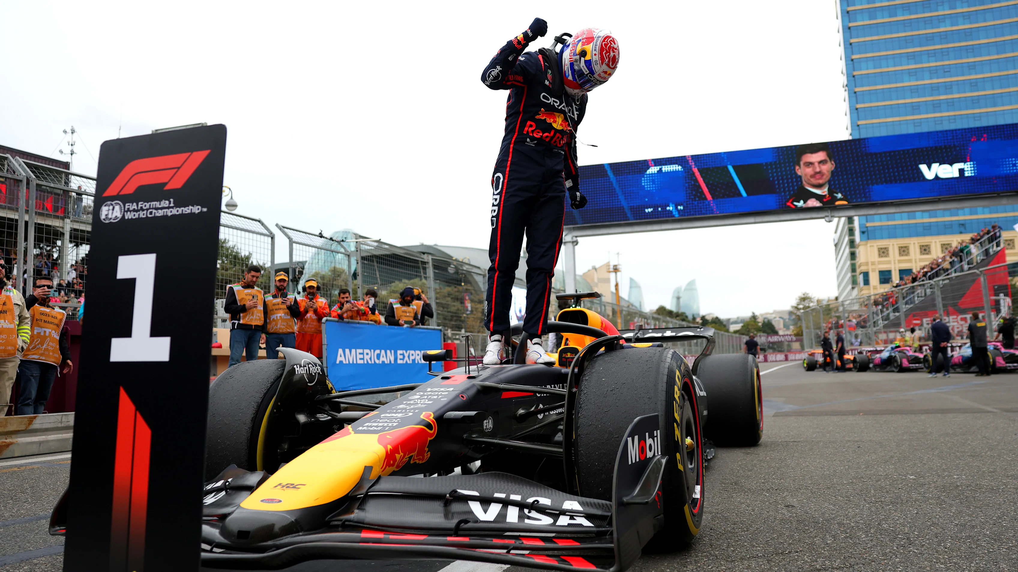 Bakú, Azerbaiyán - 21 de septiembre: ganador de la carrera Max Verstappen de los Países Bajos y Oracle Red Bull