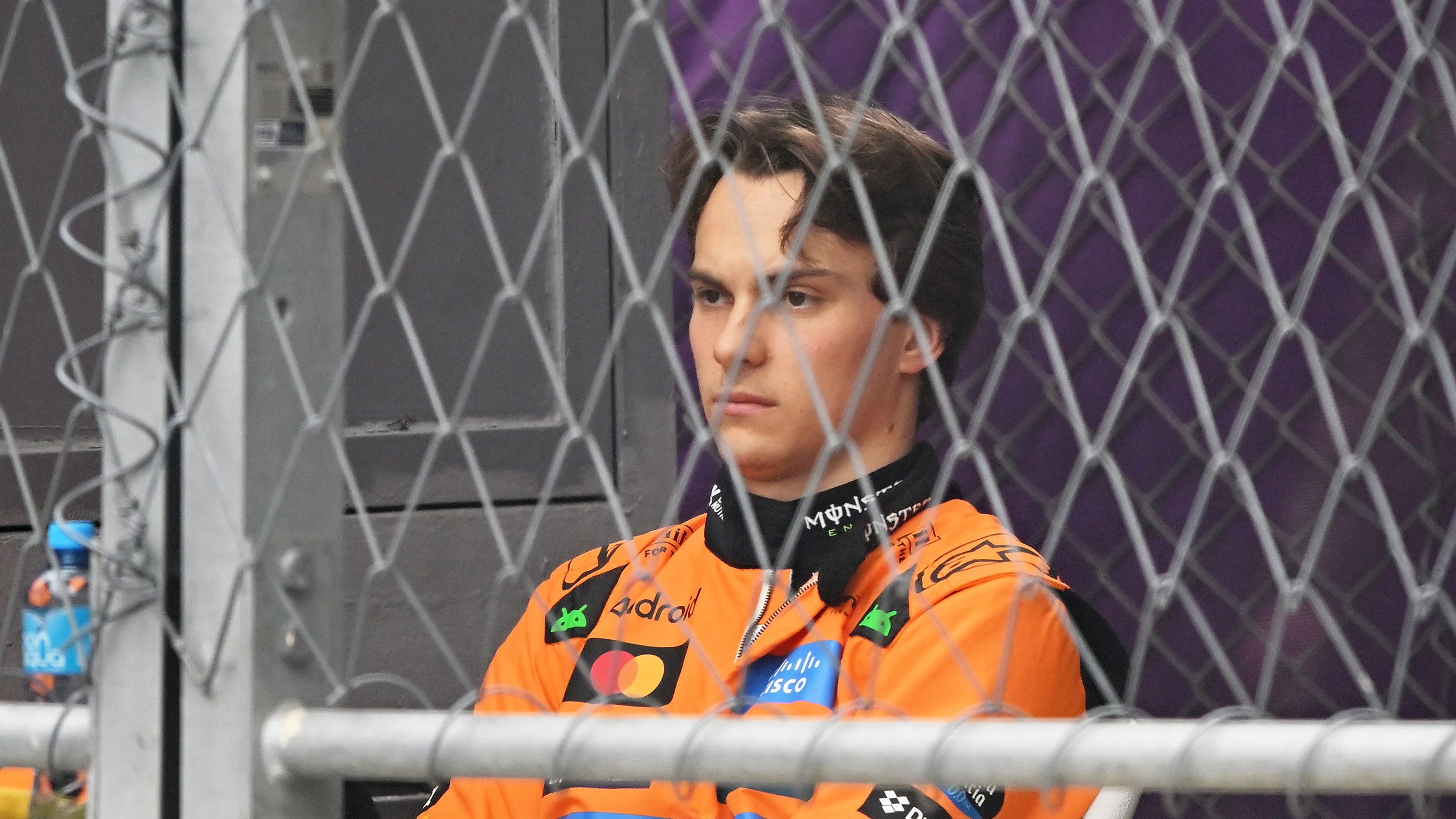 Bakú, Azerbaiyán - 21 de septiembre: Oscar Piastri de Australia y McLaren mira después de chocar