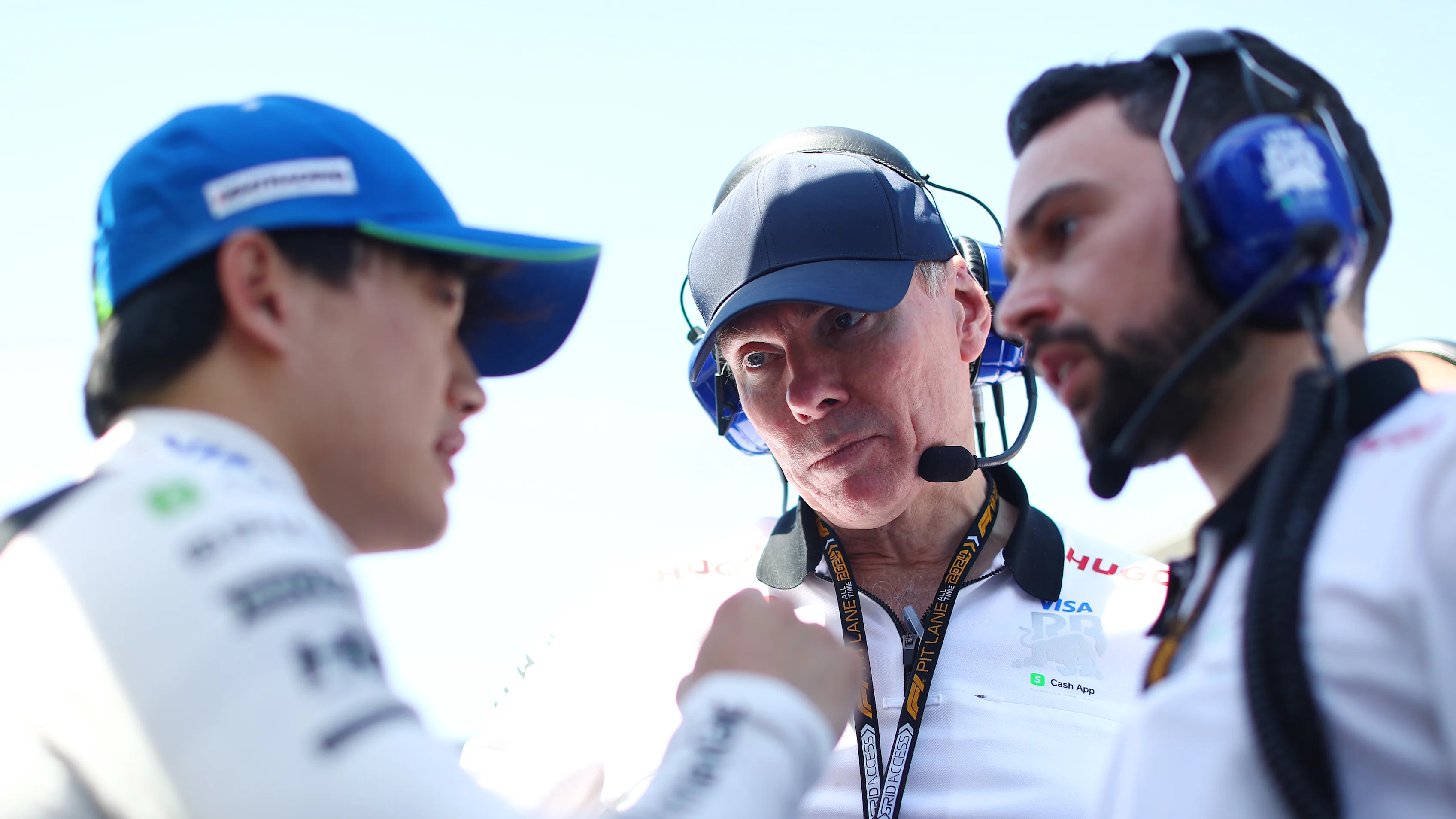 Suzuka, Japón - 07 de abril: Alan Permane, director de carreras de la aplicación Visa Cash RB habla con Yuki Tsunoda
