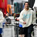 IMola, Italia - 16 de mayo: Daniel Ricciardo de Australia y Visa Cash App RB camina en el paddock