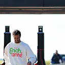 Northampton, Inglaterra - 04 de julio: Daniel Ricciardo de Australia y Visa Cash App RB camina en el