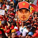 Ferrari Pride en la pantalla completa. Un seguidor dedicado eleva la bandera alta para Charles Leclerc.