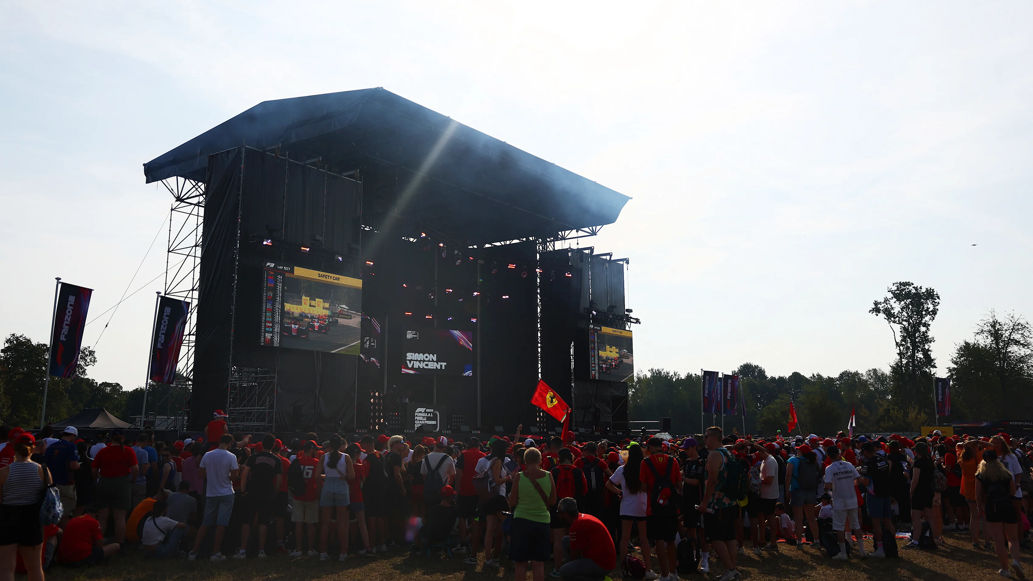 Las multitudes se reúnen en el zumbido escenario de Fanzone para echar un vistazo a los conductores. Slip para más fotos