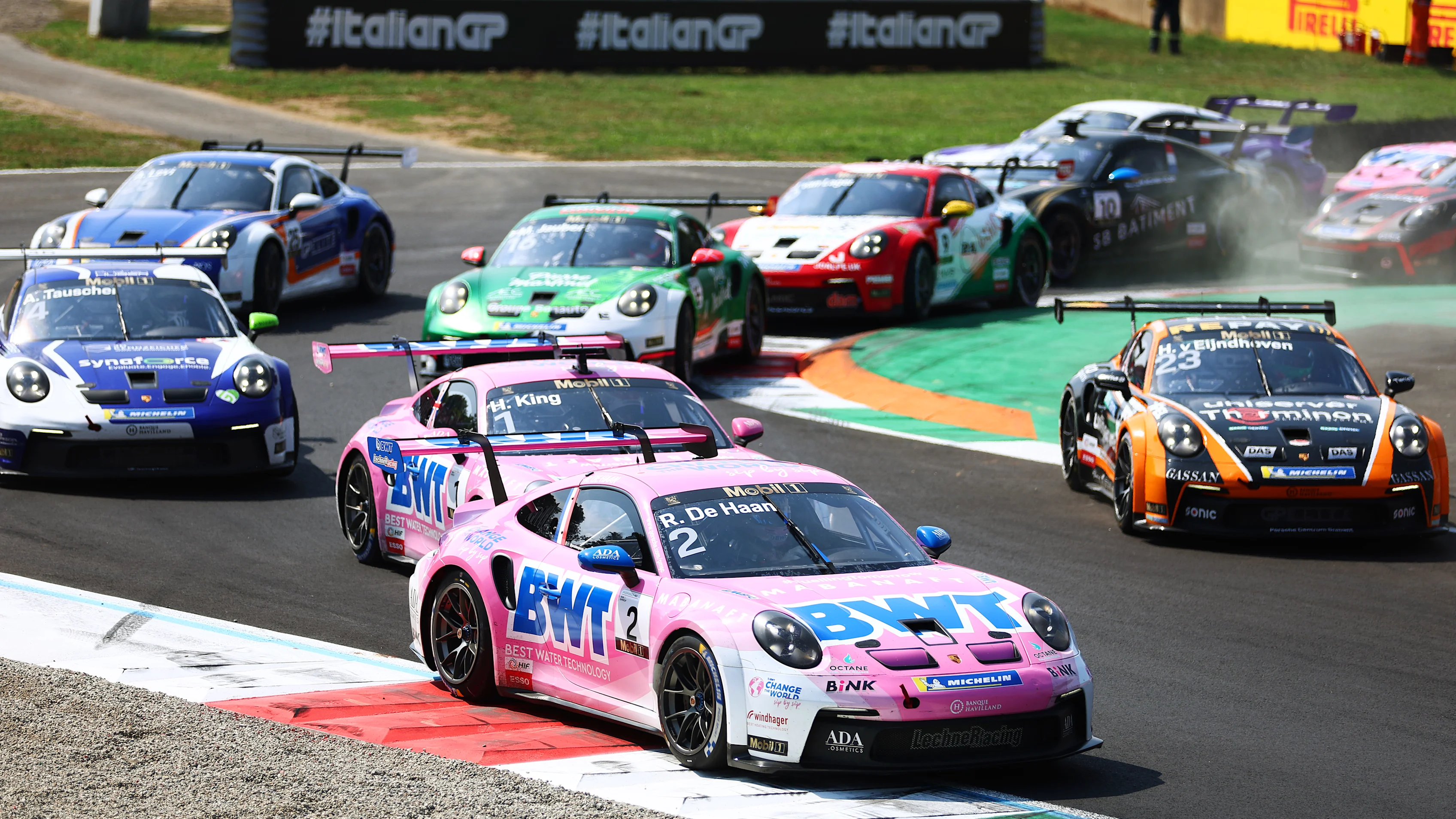 Monza, Italia - 01 de septiembre: Robert de Haan de Países Bajos y BWT Lechner Racing (2) lidera a Harry