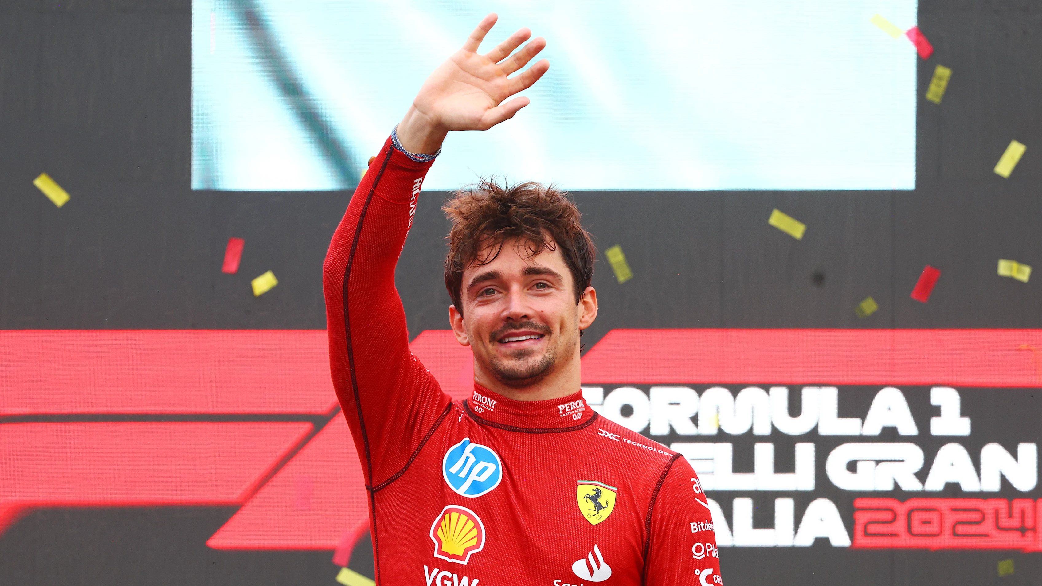 Monza, Italia - 01 de septiembre: el ganador de la carrera Charles Leclerc de Monaco y Ferrari celebra en el