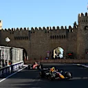 Los conductores pasan la aguja a través del estrecho giro más allá de una sección del Castillo del Patrimonio Mundial de la UNESCO.