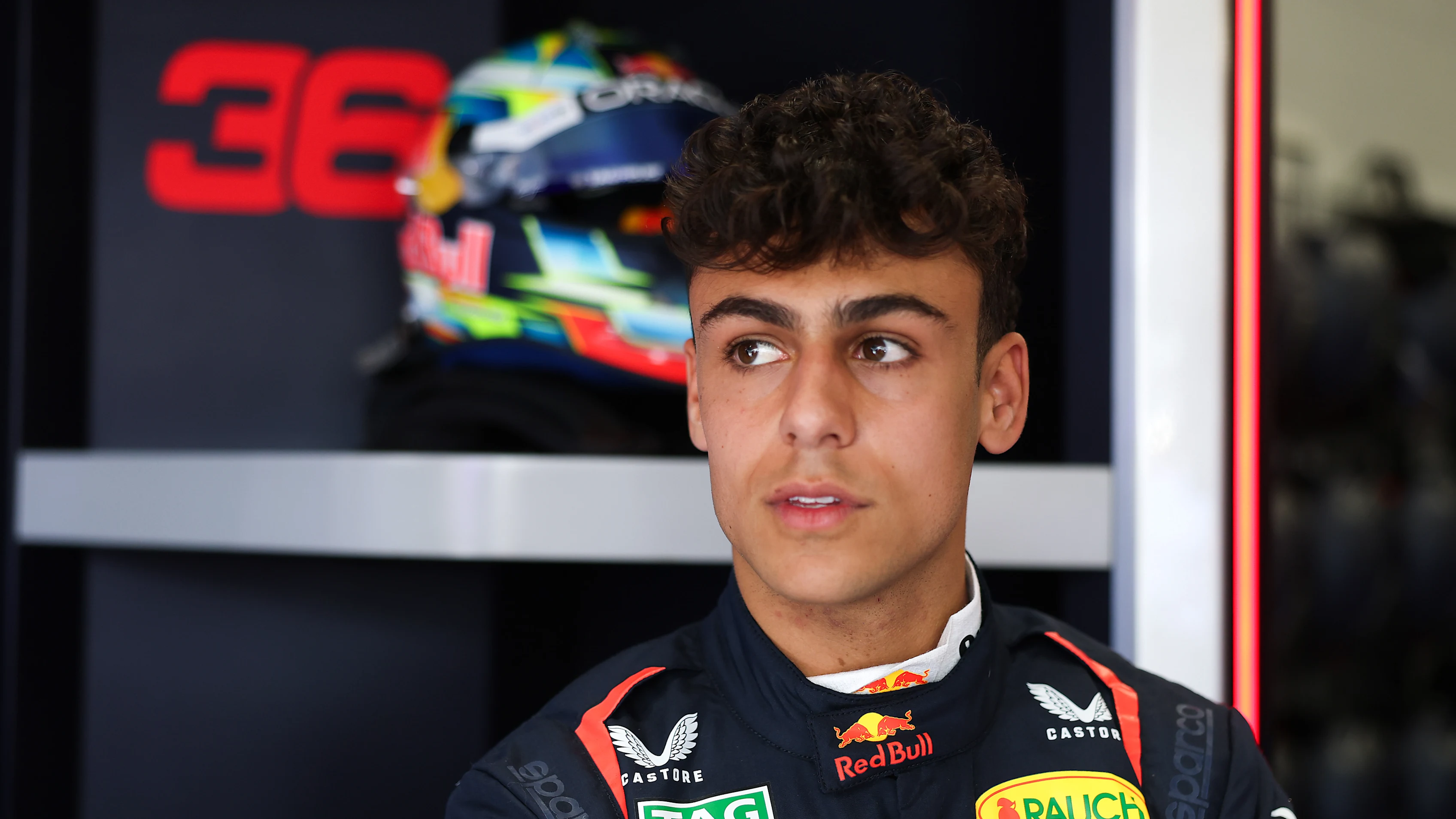 Northampton, Inglaterra - 03 de julio: Arvid Lindblad de Gran Bretaña y Oracle Red Bull Racing mira
