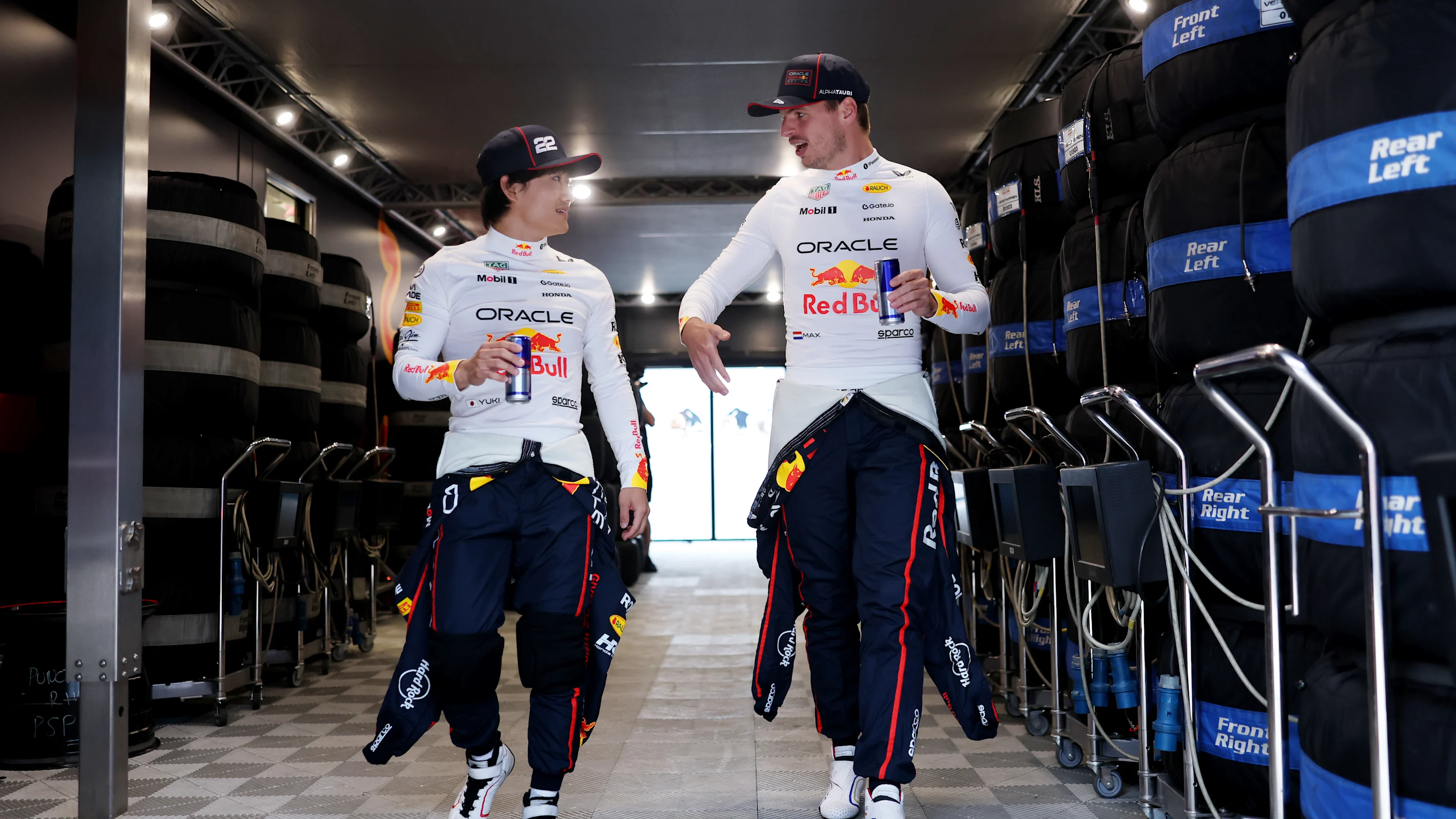 Budapest, Hungría - 01 de agosto: Yuki Tsunoda de Japón y Oracle Red Bull Racing habla con Max