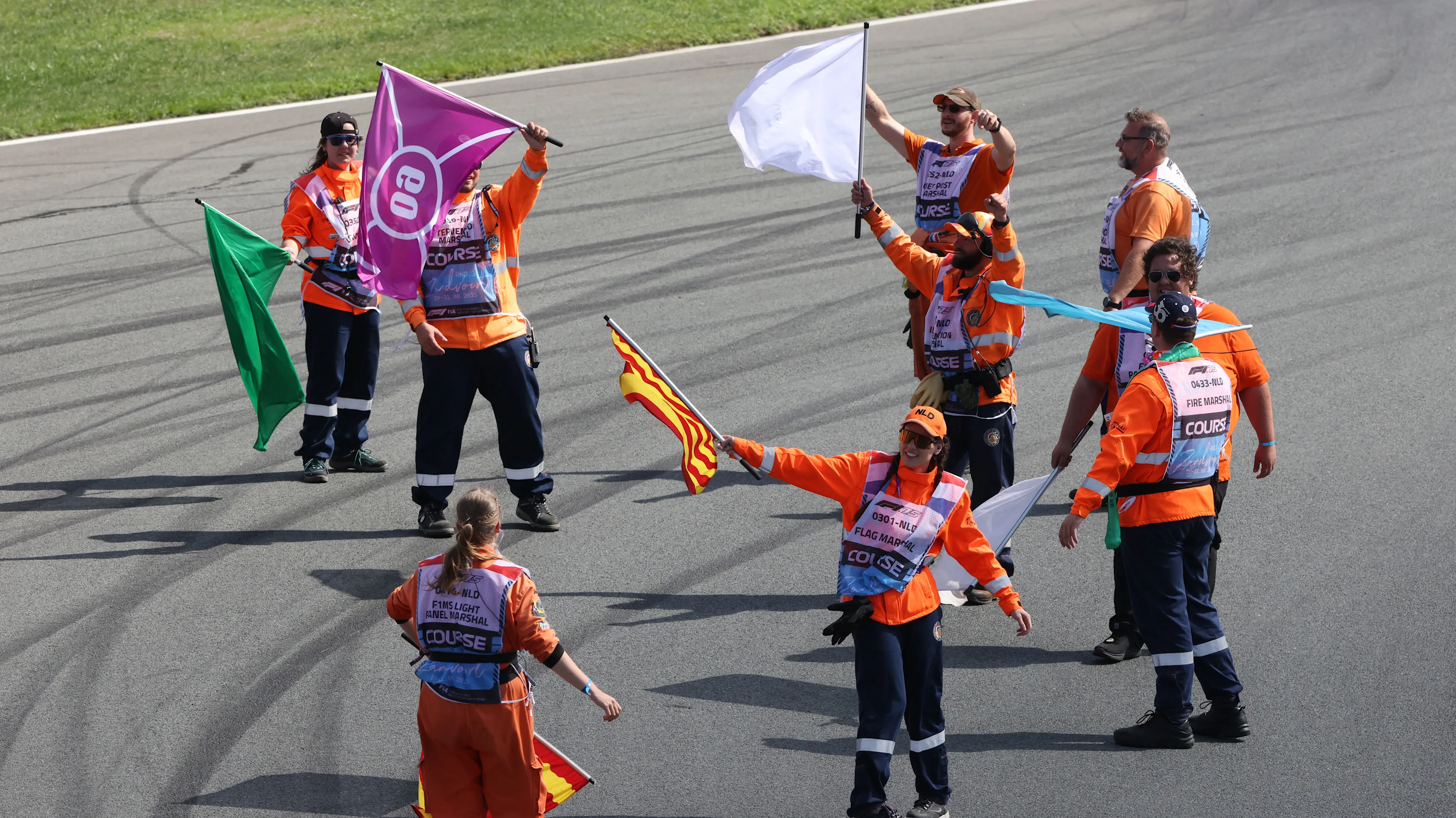 Zandvoort, Países Bajos - 30 de agosto: las banderas de los mariscales Wave en el camino de la celebración durante la calificación