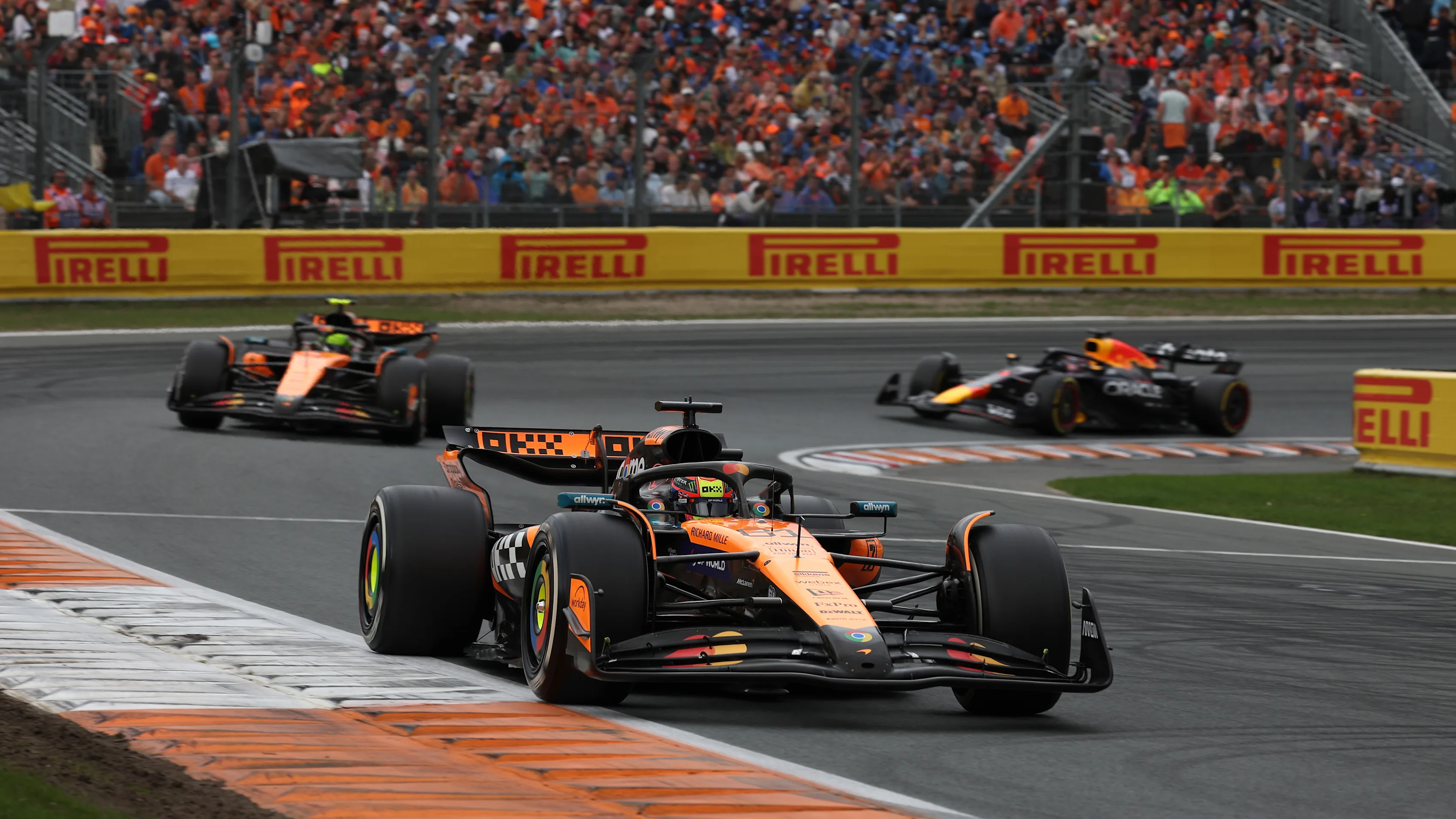 Zandvoort, Países Bajos - 31 de agosto: Oscar Piastri de Australia que conduce el (81) McLaren MCL39