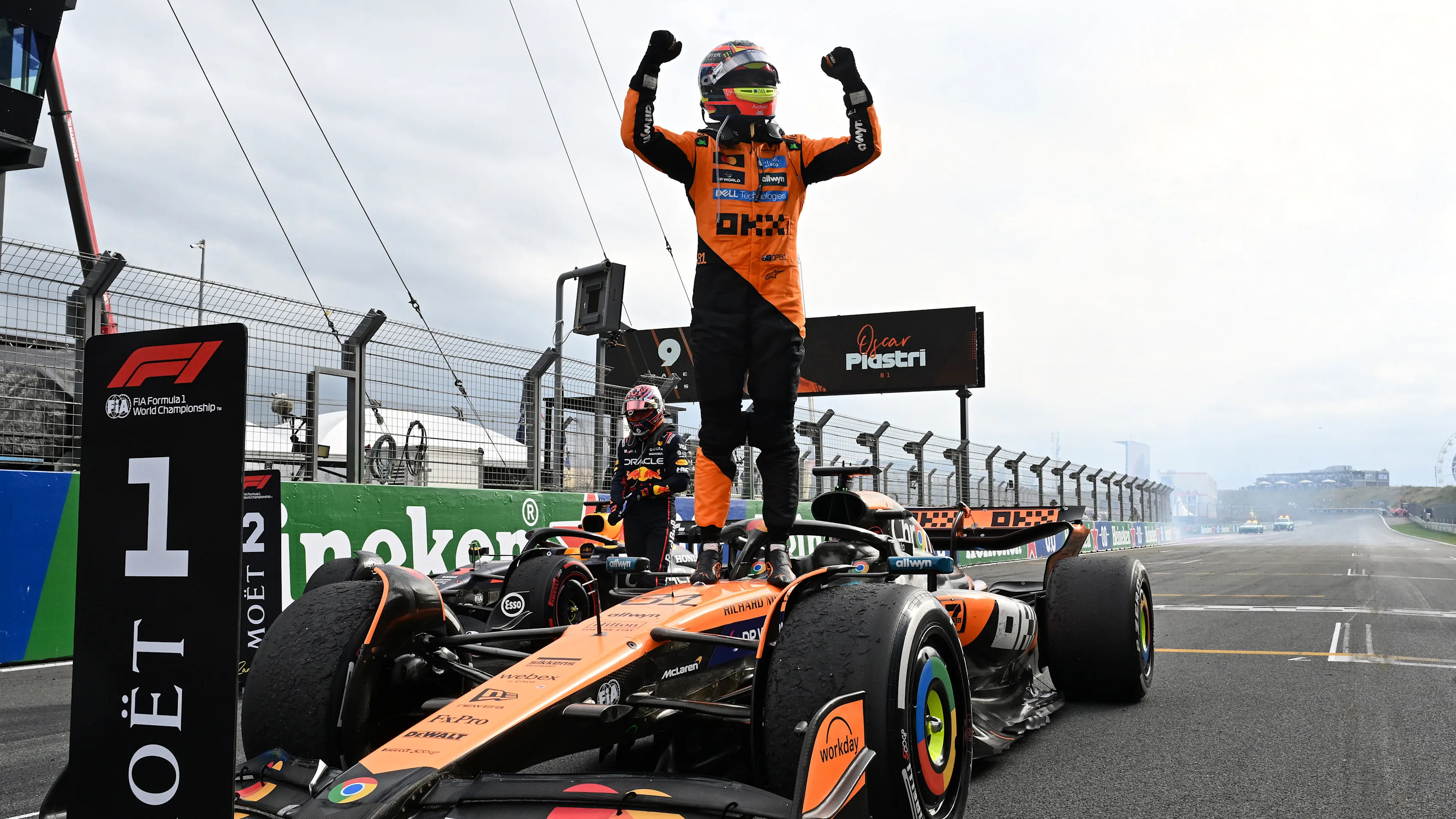Zandvoort, Países Bajos - 31 de agosto: ganador de la carrera Oscar Piastri de Australia y McLaren celebra