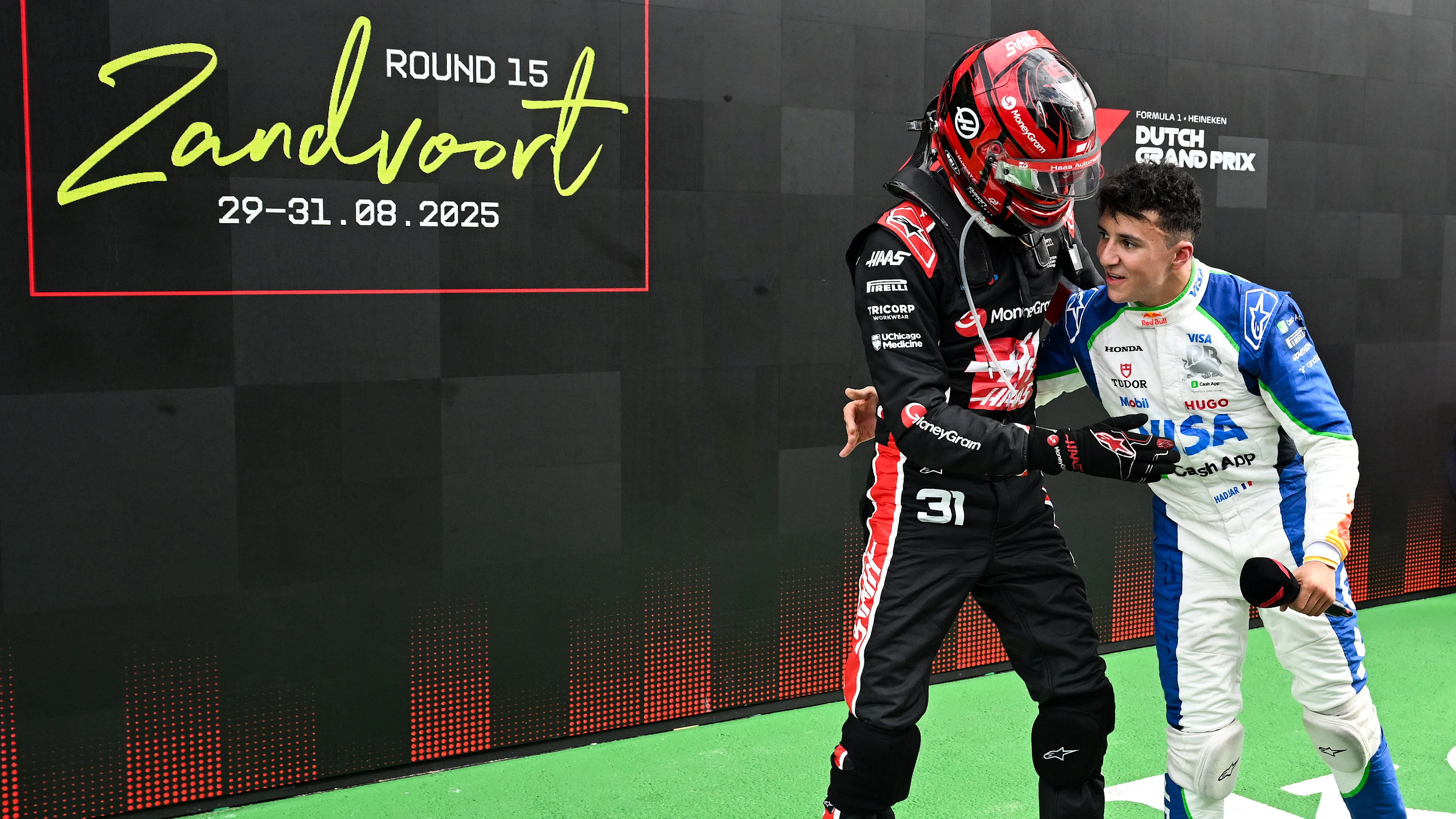 Esteban Ocon no perdió el tiempo en felicitar a su compatriota Hadjar. Deslizar para ver más imágenes
