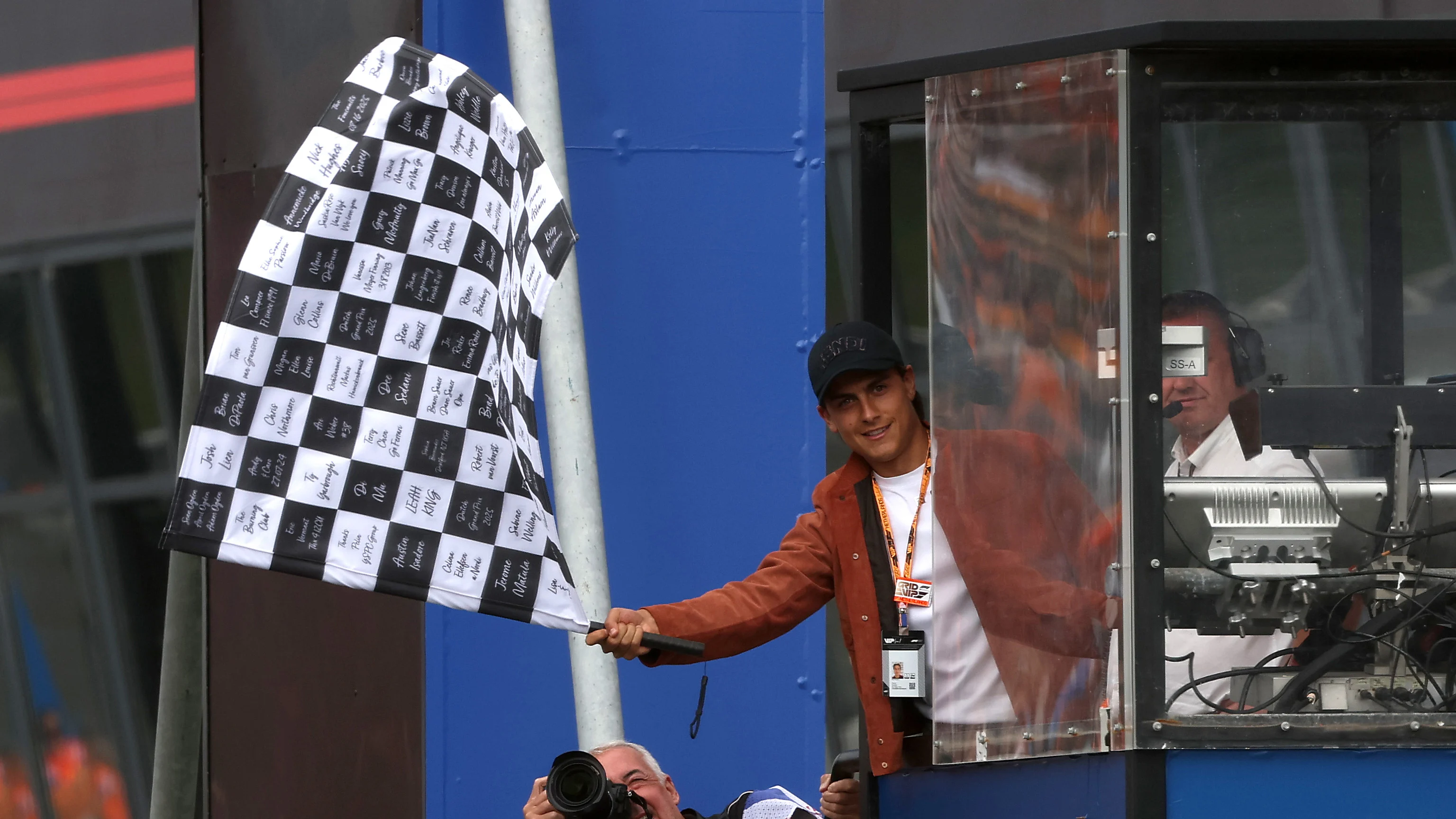 El futbolista argentino y ganador de la Copa Mundial Paulo Dybala agita la bandera a cuadros durante el Gran Premio de la F1 de los Países Bajos. Deslizar para más imágenes