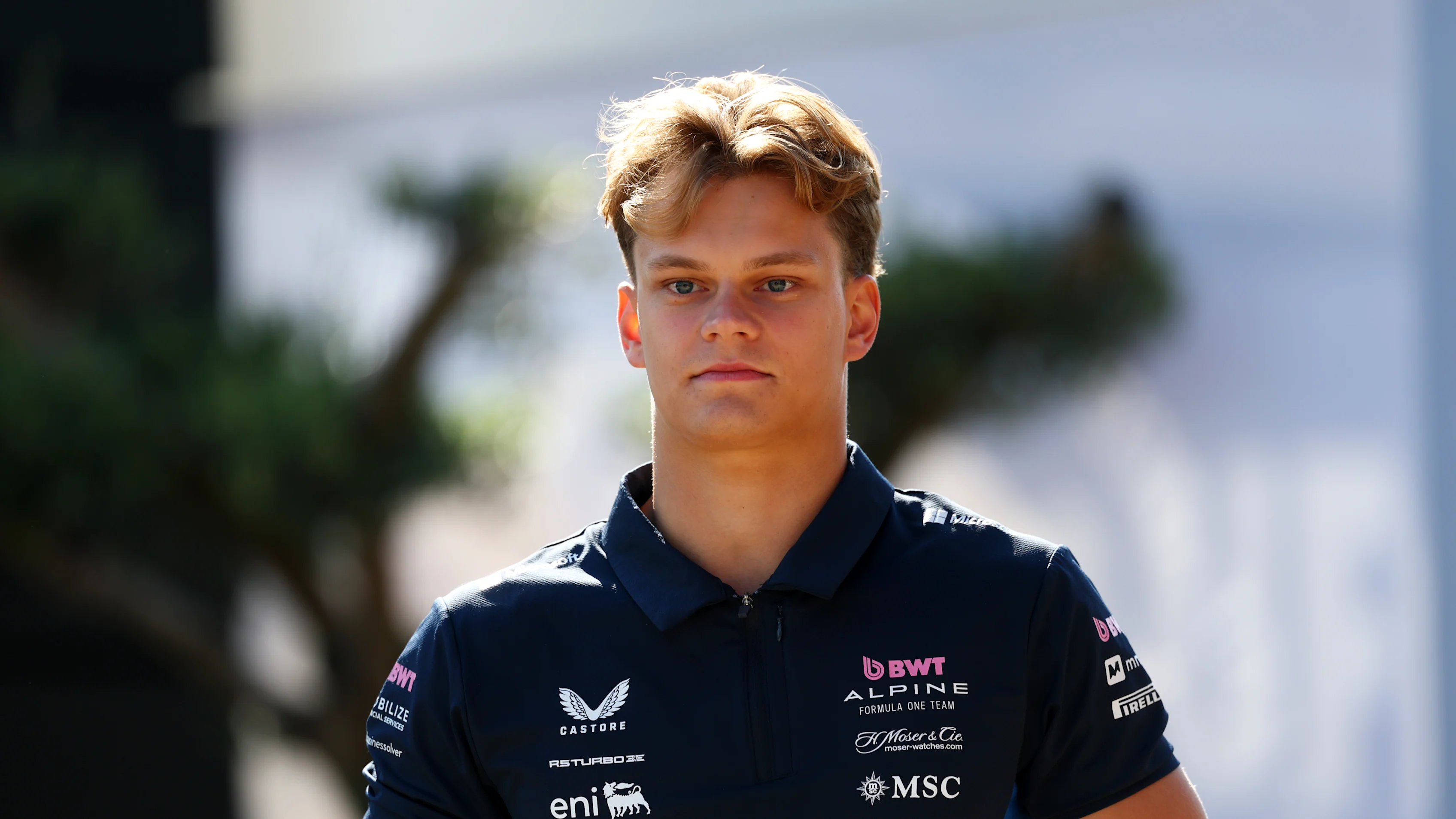 Monza, Italia - 04 de septiembre: Paul Aron de Estonia y Alpine F1 llega al paddock durante